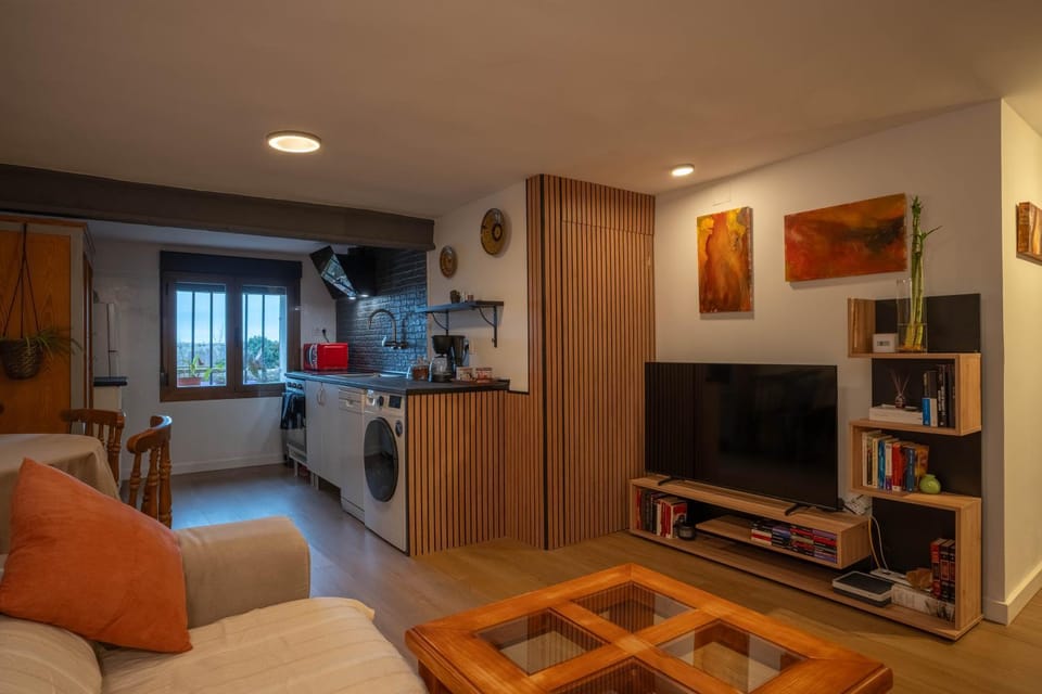 Communal lounge/ TV room, TV and multimedia, Kitchen or kitchenette, Living room, Seating area, Evening entertainment, pet friendly, stove