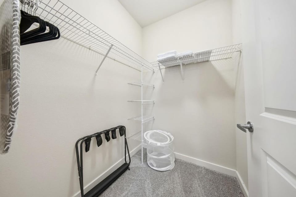 Stylish 2BR w Balcony, Pool & Pet-Friendly #15 Apartment in Tampa