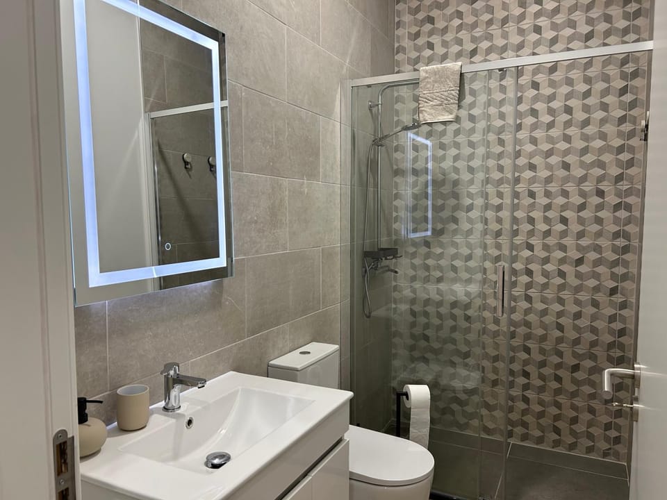 Shower, Toilet, Bathroom, towels