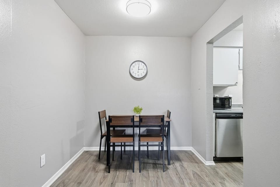 Comfortable 1-bed w hardwood-style floors Apartment in Denton