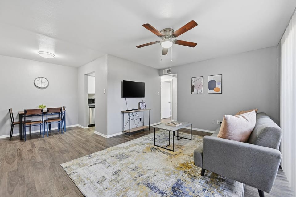 Comfortable 1-bed w hardwood-style floors Apartment in Denton