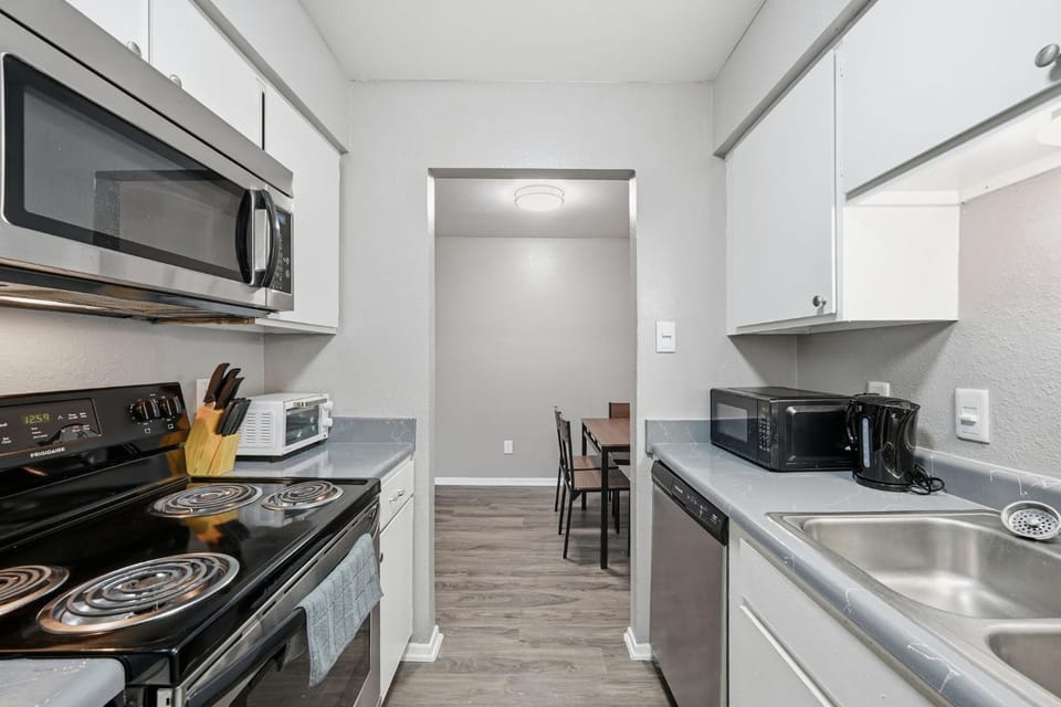 Comfortable 1-bed w hardwood-style floors Apartment in Denton