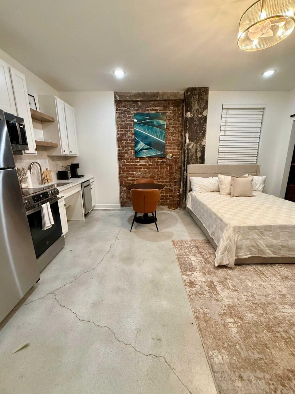 Bed, Kitchen or kitchenette, Photo of the whole room, Seating area, Dining area, oven, pet friendly, stove