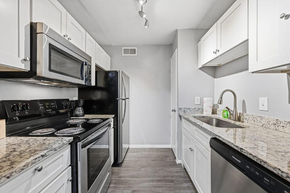 Bright two-bed wupgraded fixtures Apartment in Denton