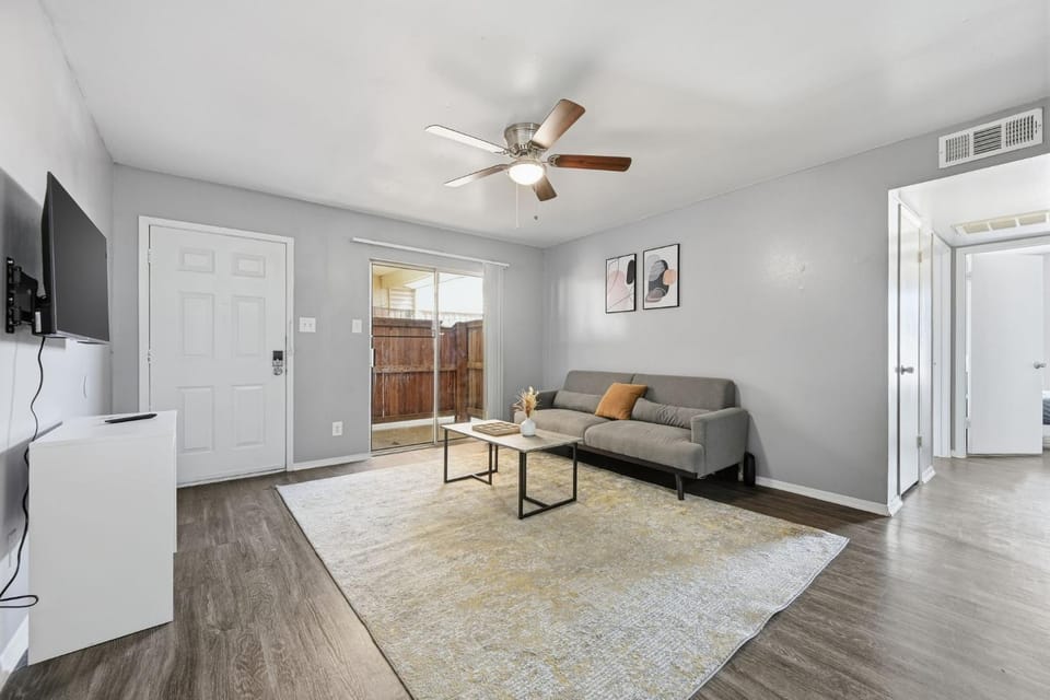 Bright two-bed wupgraded fixtures Apartment in Denton