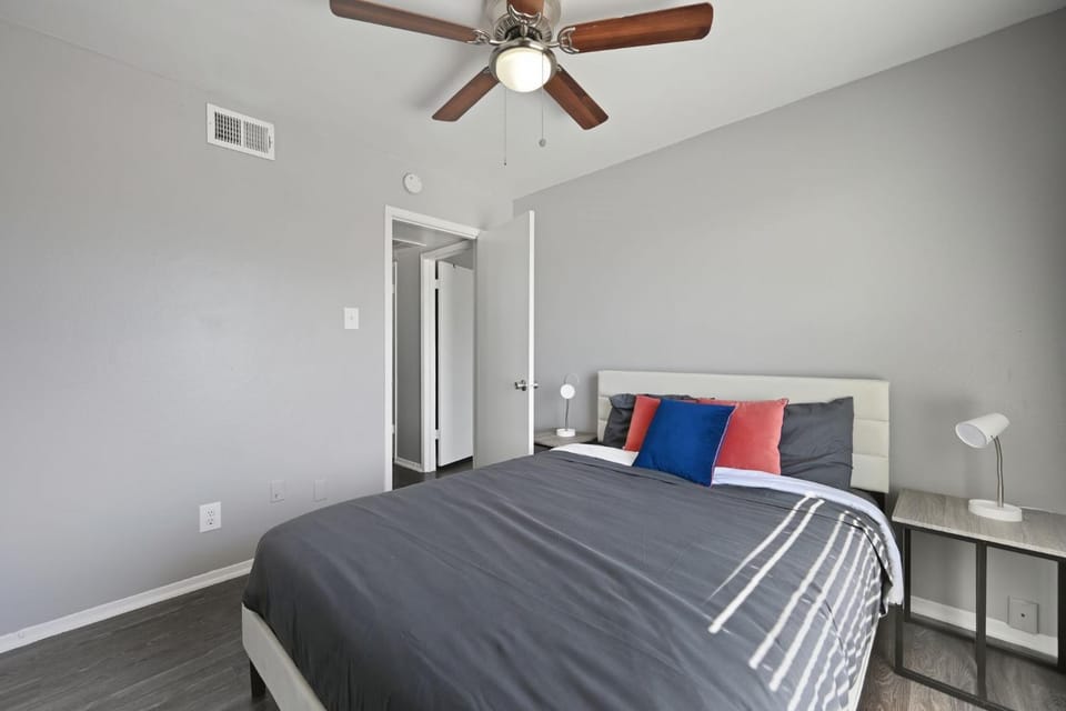 Bright two-bed wupgraded fixtures Apartment in Denton