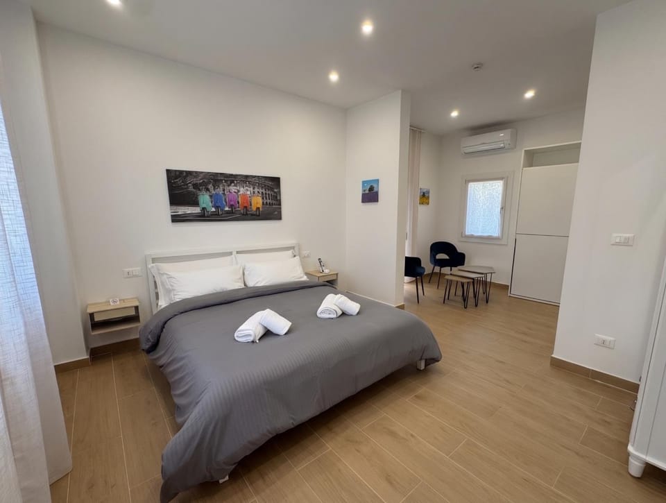 Bed, Bedroom, towels