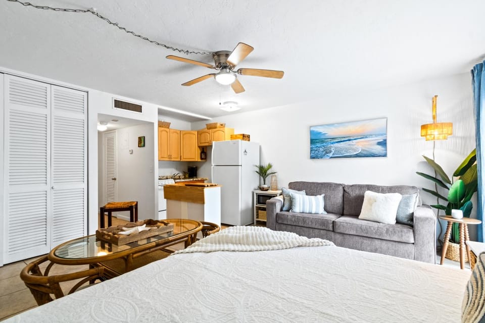 Bed, Kitchen or kitchenette, Living room, Photo of the whole room, Seating area, Dining area, Bedroom, oven, wardrobe, air conditioner