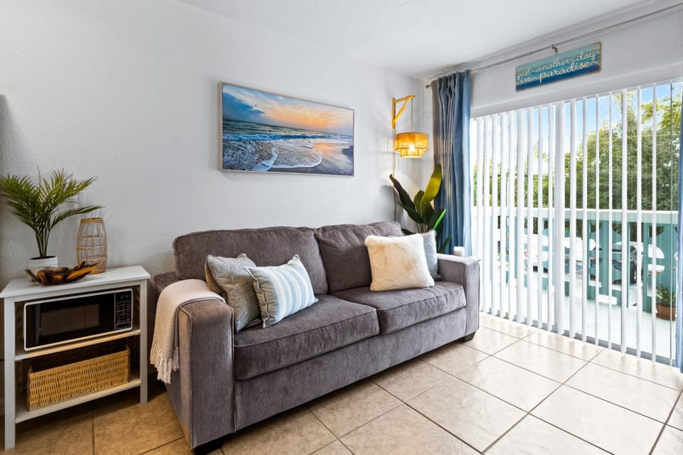 Patio, Balcony/Terrace, Living room, Seating area, microwave