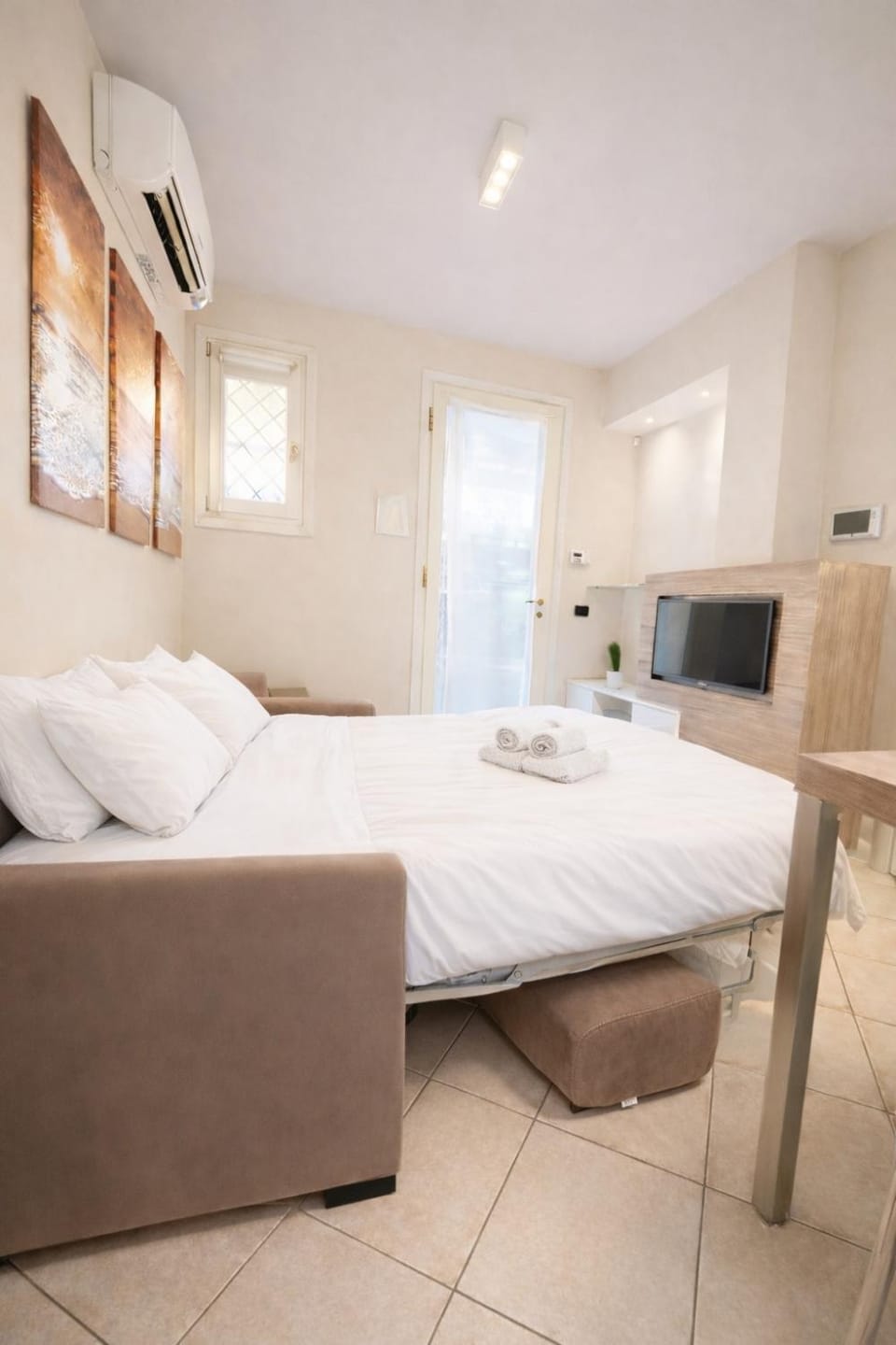 Bed, TV and multimedia, Living room, Bedroom, towels, air conditioner