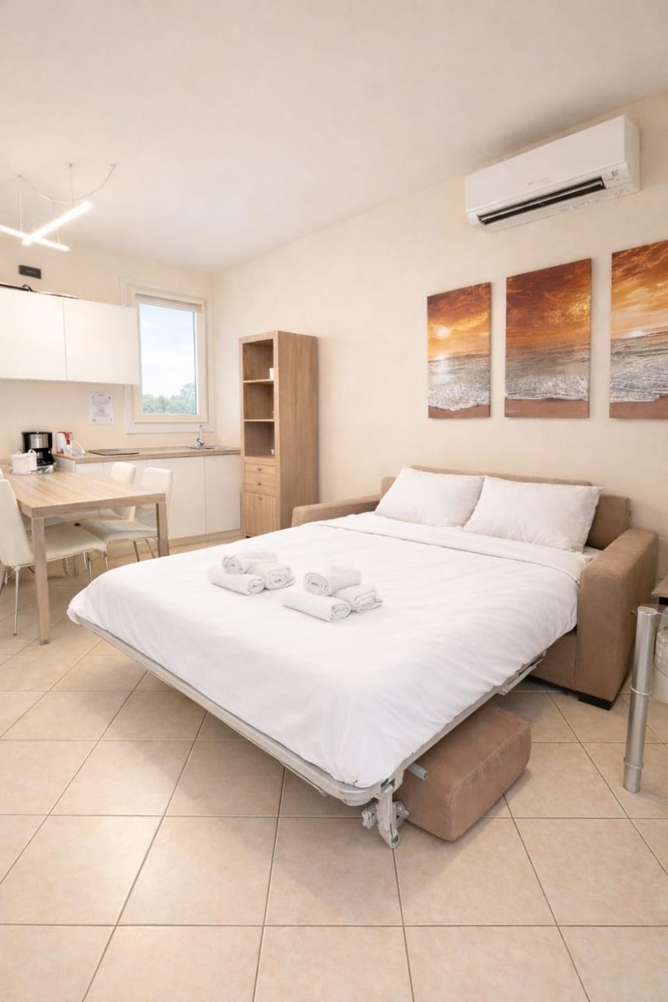 Bed, Photo of the whole room, air conditioner