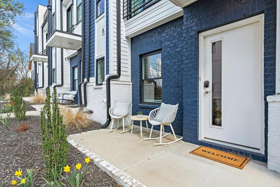 Lucky 7 - Hip East Nash Townhouse & Rooftop Deck House in East Nashville