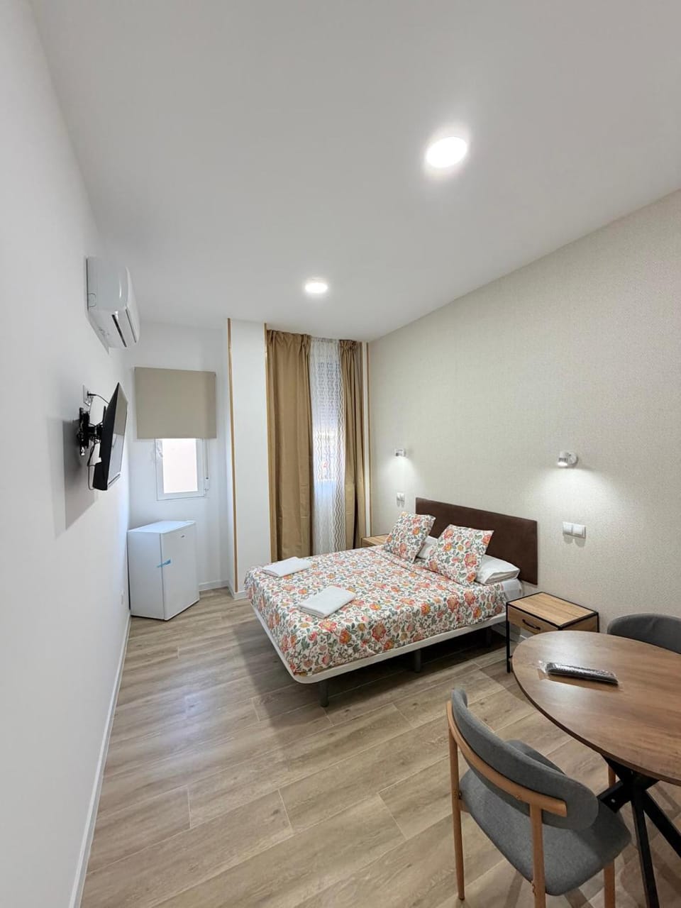 Hospedaje -Canal de Suez 11 B-Local Bed and Breakfast in Madrid