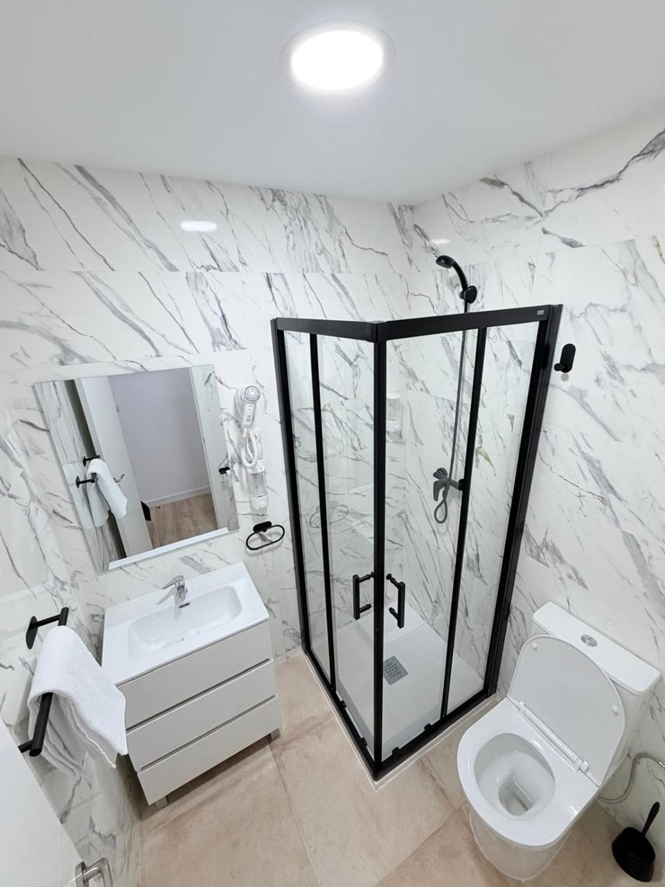 Hospedaje -Canal de Suez 11 B-Local Bed and Breakfast in Madrid