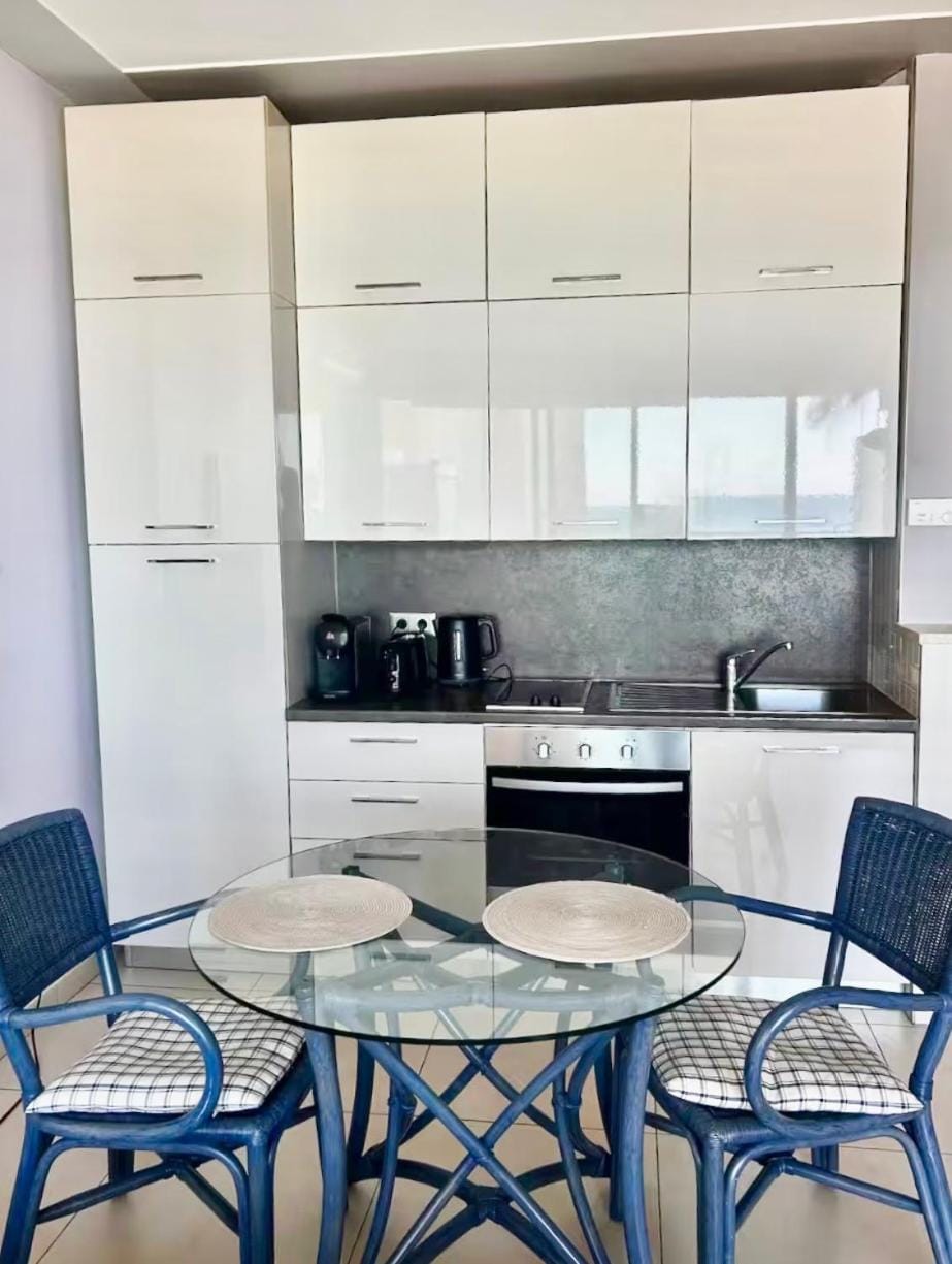 Fantastic Sea View Studio With Balcony, Garavan Port Apartment in Menton