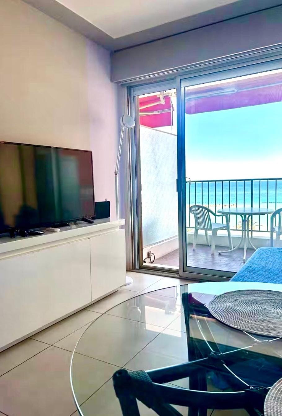 Fantastic Sea View Studio With Balcony, Garavan Port Apartment in Menton