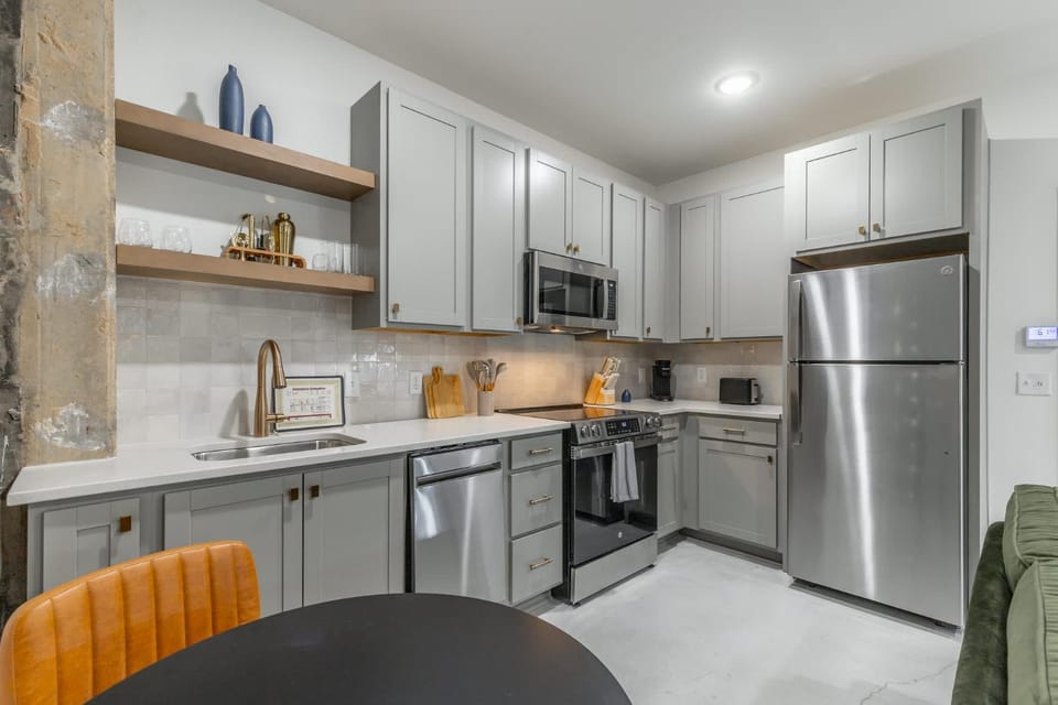 Coffee/tea facilities, Kitchen or kitchenette, Dining area, dishwasher, oven, stove, toaster
