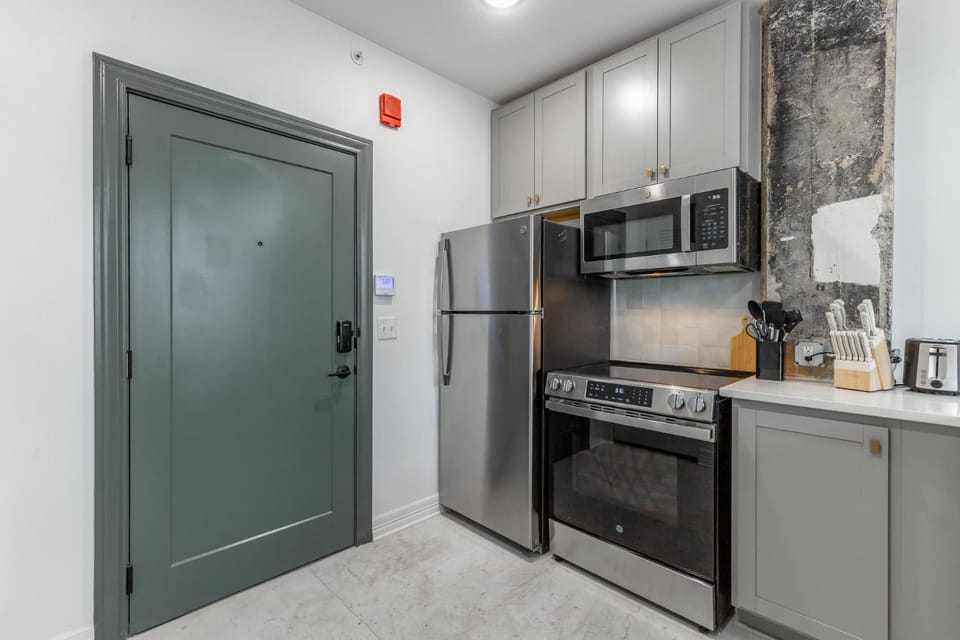 Kitchen or kitchenette, microwave, oven, pet friendly, stove, toaster