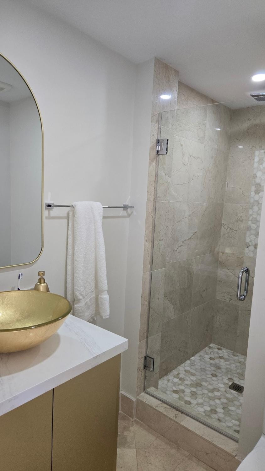 Penthouse Condo - Oceanfront - Miami Beach - sleeps 8 Apartment hotel in Miami Beach