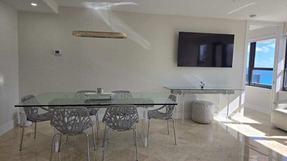 Penthouse Condo - Oceanfront - Miami Beach - sleeps 8 Apartment hotel in Miami Beach