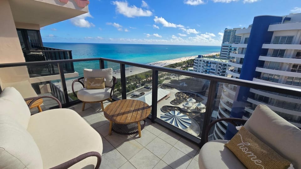 Penthouse Condo - Oceanfront - Miami Beach - sleeps 8 Apartment hotel in Miami Beach