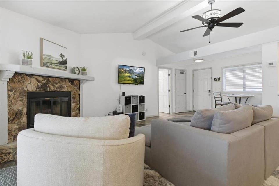 TV and multimedia, Living room, Seating area, fireplace