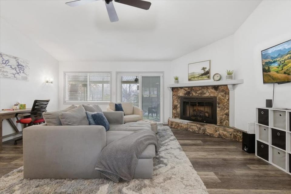 TV and multimedia, Living room, Seating area, fireplace