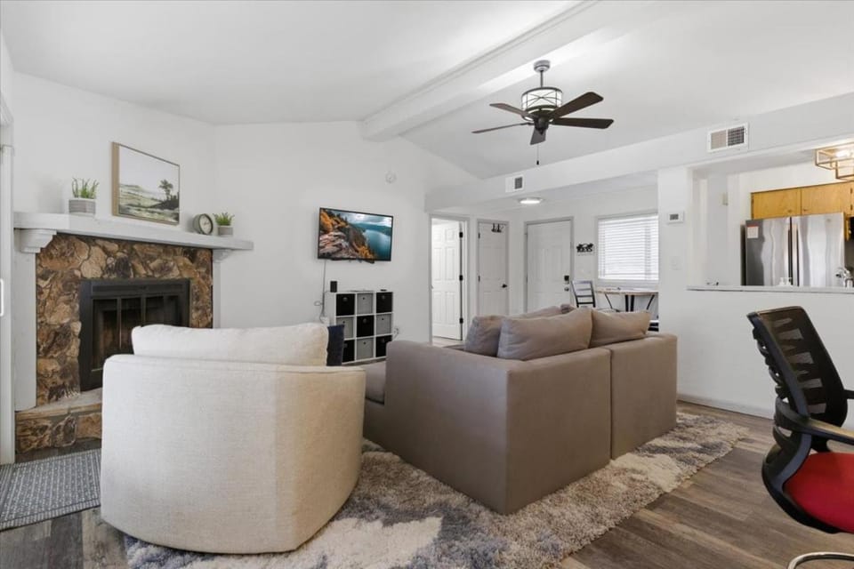 TV and multimedia, Living room, Seating area, fireplace