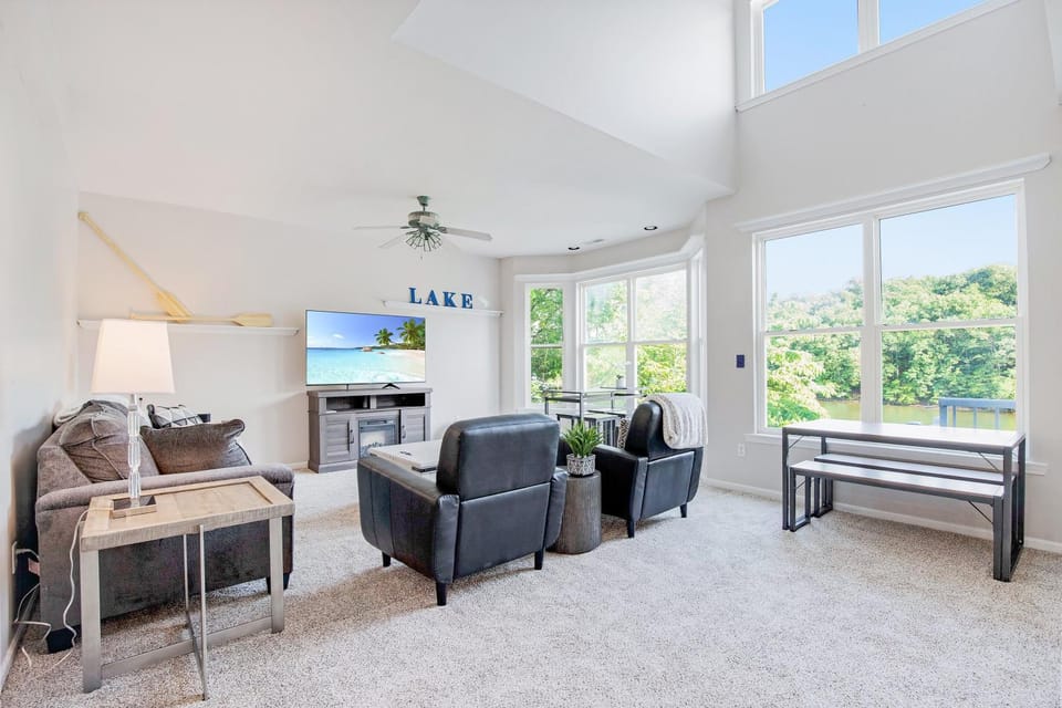 TV and multimedia, Living room, Seating area, Dining area
