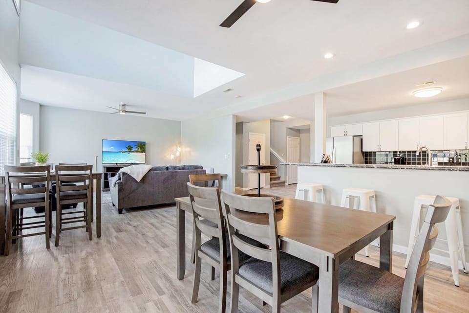 TV and multimedia, Kitchen or kitchenette, Living room, Dining area