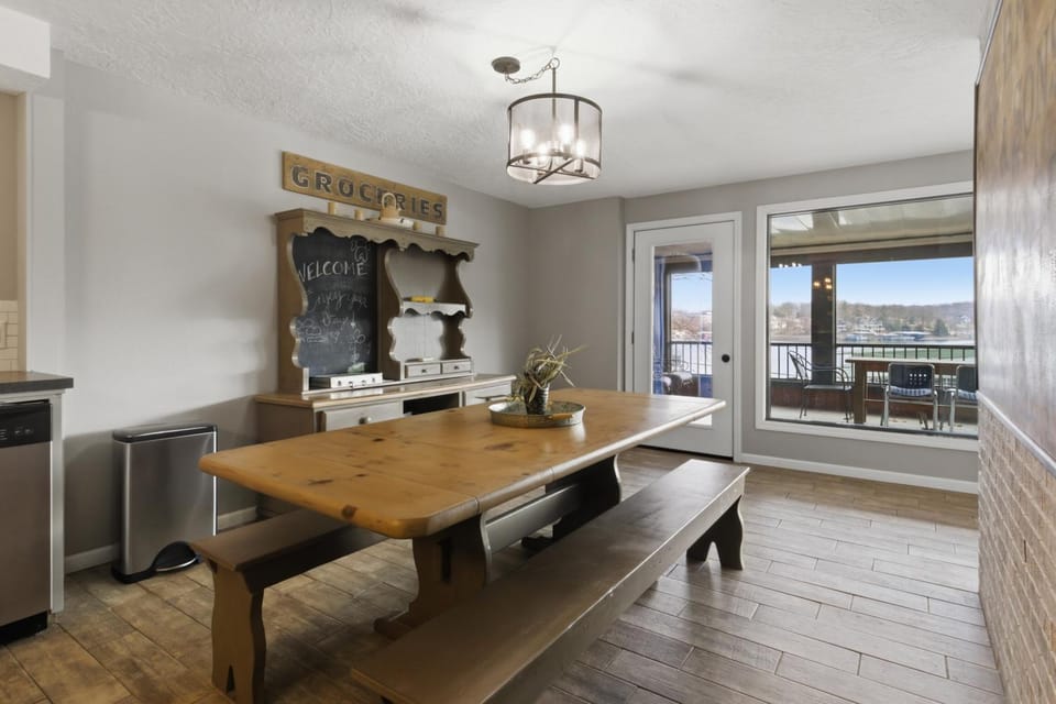 Seating area, Dining area