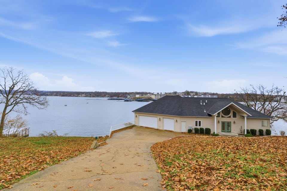 Property building, Nearby landmark, Activities, Lake view