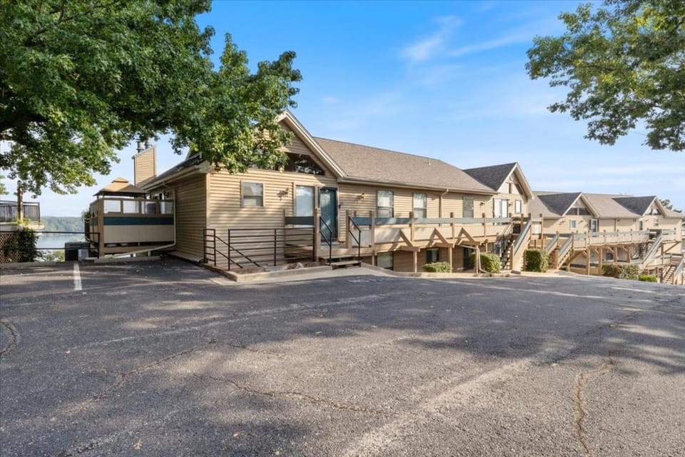 Property building, Facade/entrance, Day