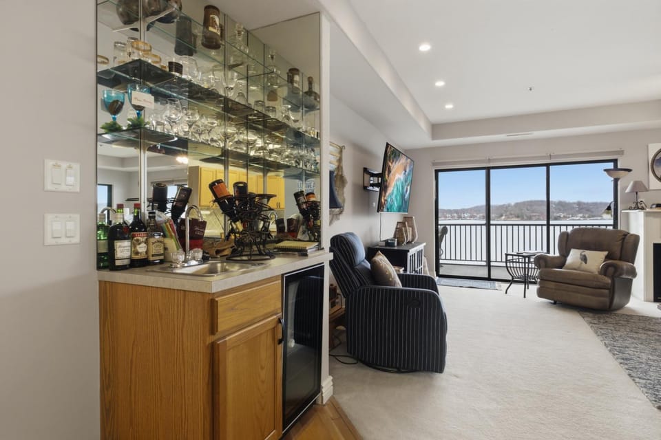 Living room, Lounge or bar, Food and drinks, Seating area, Drinks, Alcoholic drinks