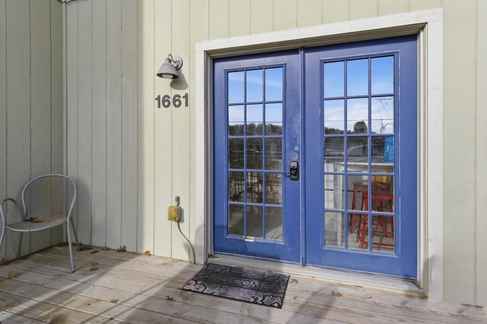 Property building, Facade/entrance, Day