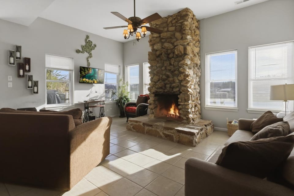 TV and multimedia, Living room, Seating area, fireplace