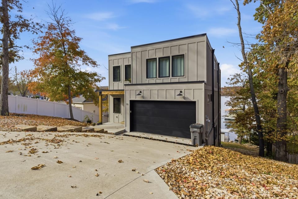 Property building, Facade/entrance, Day