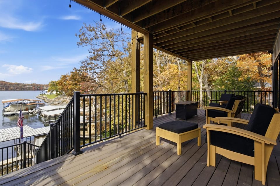 Facade/entrance, Day, Balcony/Terrace, Seating area, Lake view