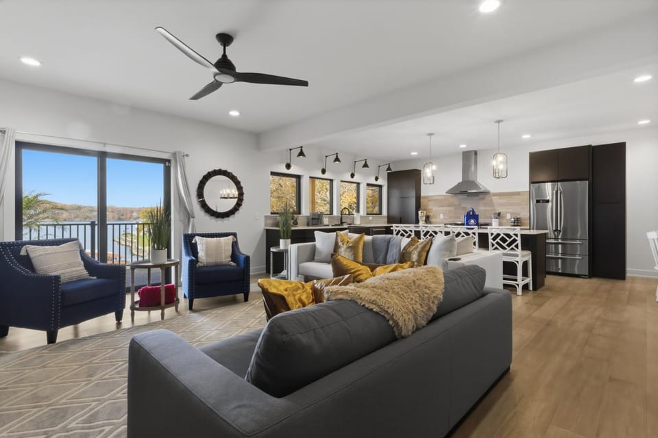 Coffee/tea facilities, Kitchen or kitchenette, Living room, Seating area, Dining area