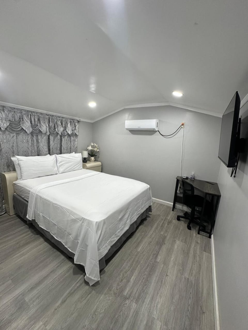 Beautiful independent suite Apartment in Brandon