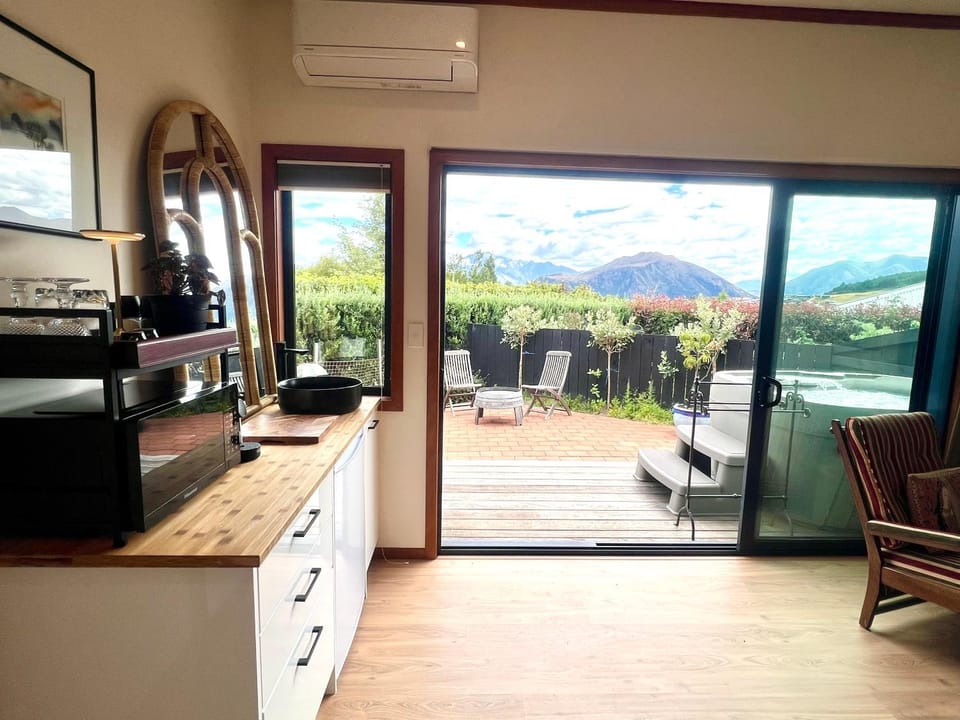 Kitchen or kitchenette, air conditioner