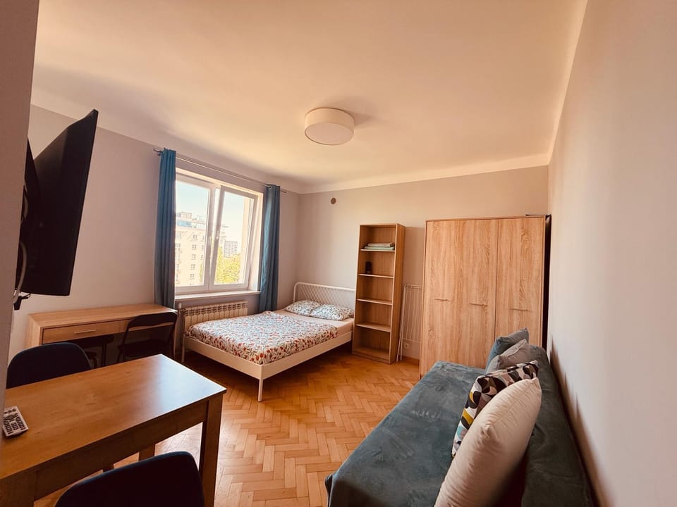 Bed, TV and multimedia, Living room, Photo of the whole room, Seating area, Bedroom, wardrobe