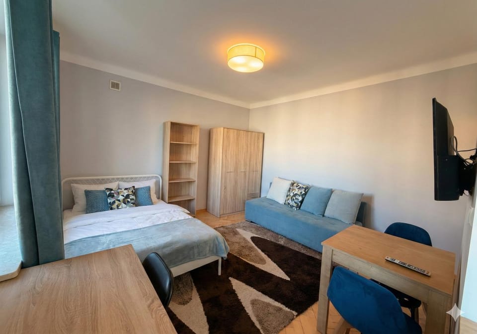 Bed, TV and multimedia, Seating area, Bedroom, wardrobe