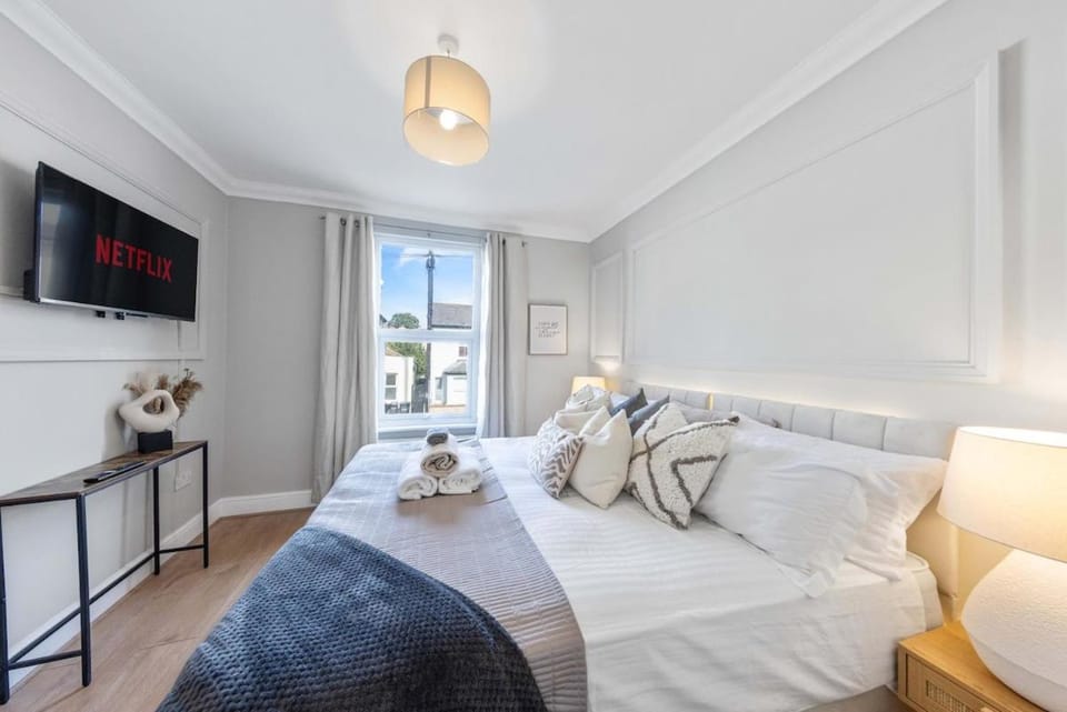Contractor Base Near M25 Self-Contained Studio Apartment in Gravesend