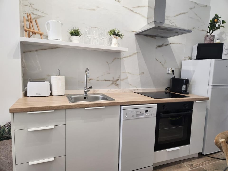 Coffee/tea facilities, dishwasher, oven, stove, kitchen
