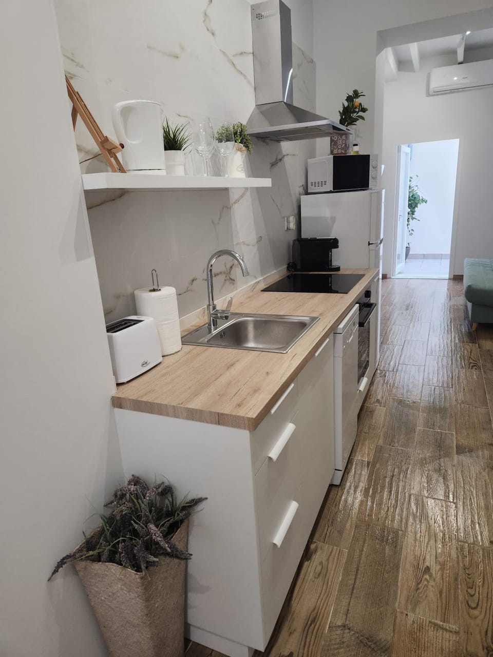 Coffee/tea facilities, Kitchen or kitchenette, Food and drinks, dishwasher, oven, stove, kitchen