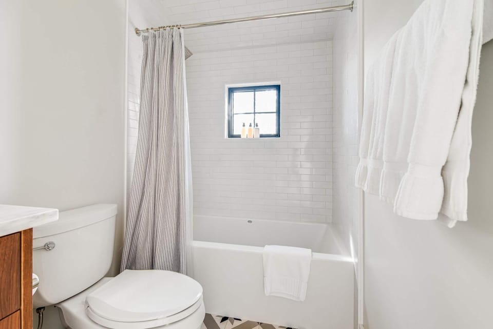 Shower, Toilet, Bathroom, Bath, towels
