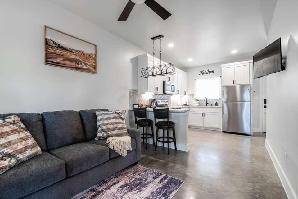 TV and multimedia, Coffee/tea facilities, Kitchen or kitchenette, Living room, Seating area, Dining area, oven
