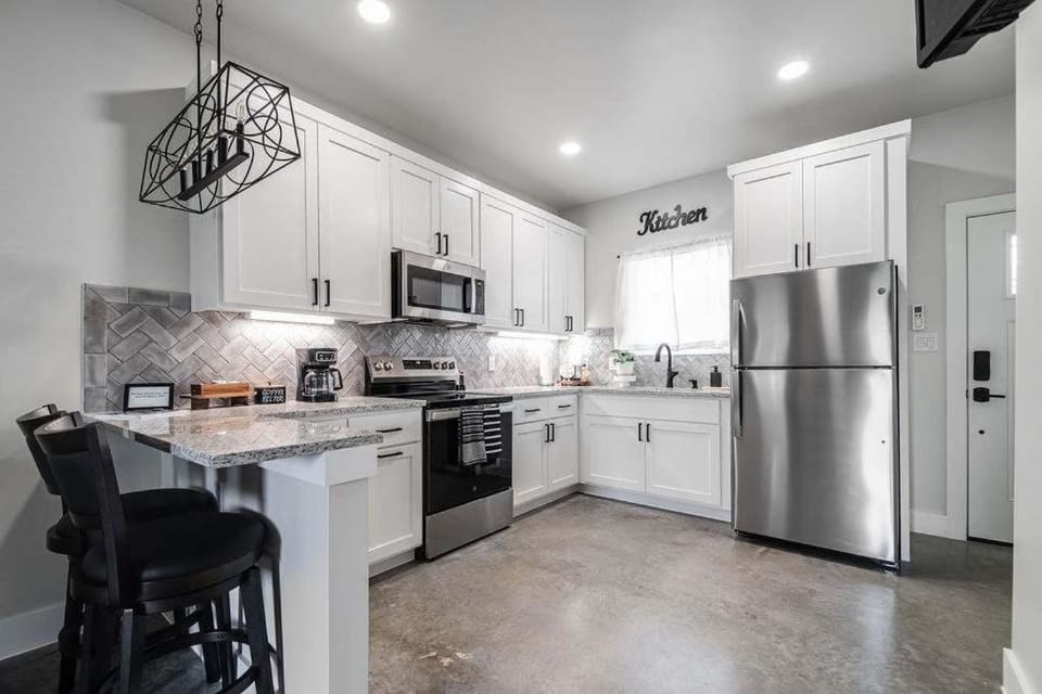 Coffee/tea facilities, Kitchen or kitchenette, Dining area, dishwasher, oven, kitchen