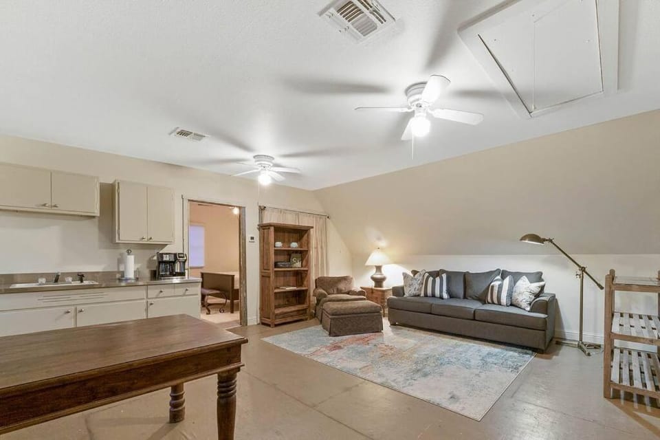 Coffee/tea facilities, Kitchen or kitchenette, Living room, Seating area